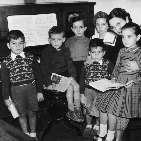 Gilberta Paiva com um grupo dos primeiros alinos, em 1964.